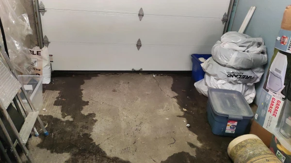 Skozi garažna vrata je začela puščati voda