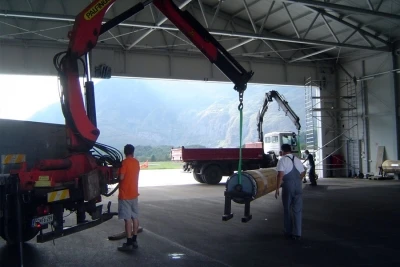 Montaža večjega vratnega elementa z avtodvigalom v industrijski hali