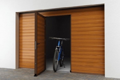 Sekcijska dvižna garažna vrata z osebnim prehodom