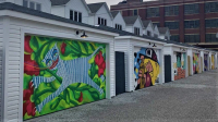 Naša garažna vrata so bila izbrana za performans uličnih umetnikov