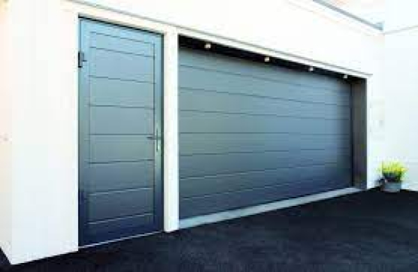 Poleg garažnih vrat bi vgradili še vrata za osebni prehod