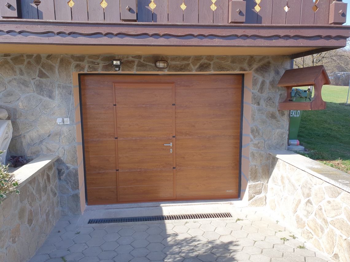 Sekcijska dvižna garažna vrata z osebnim prehodom