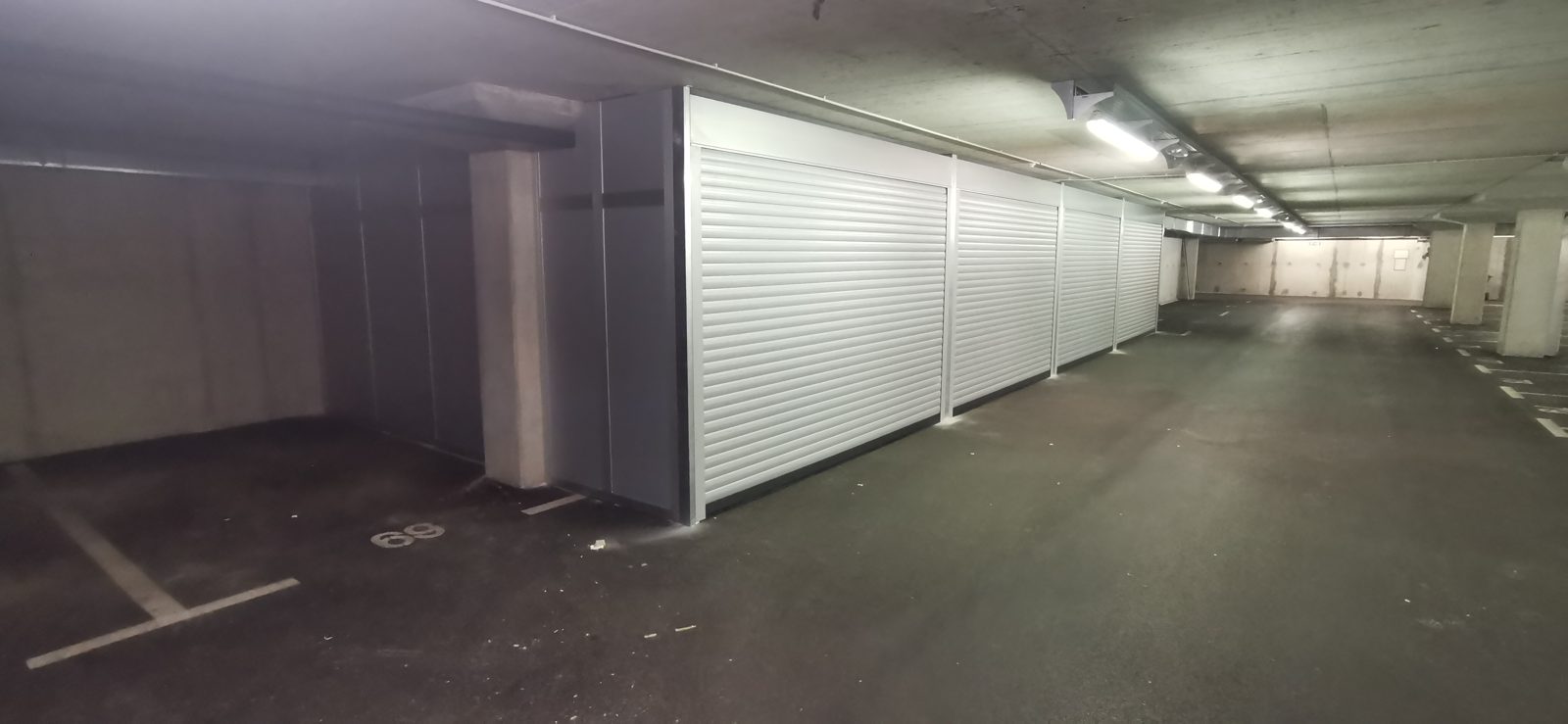Rolo garažna vrata v podzemni garaži — referenčni projekt BLT