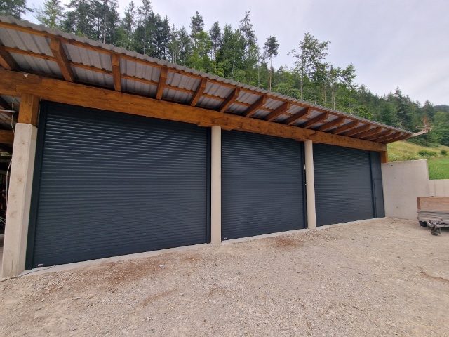 Antracitna rolo garažna vrata na nizu treh garaž — referenčni projekt BLT