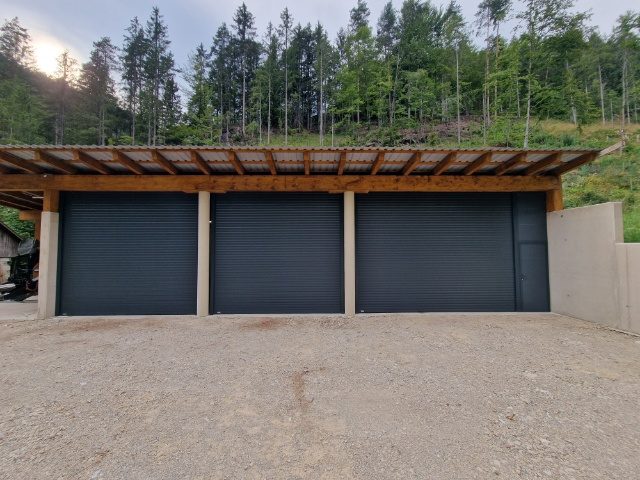 Tri antracitna rolo garažna vrata pod nadstreškom — referenčni projekt BLT