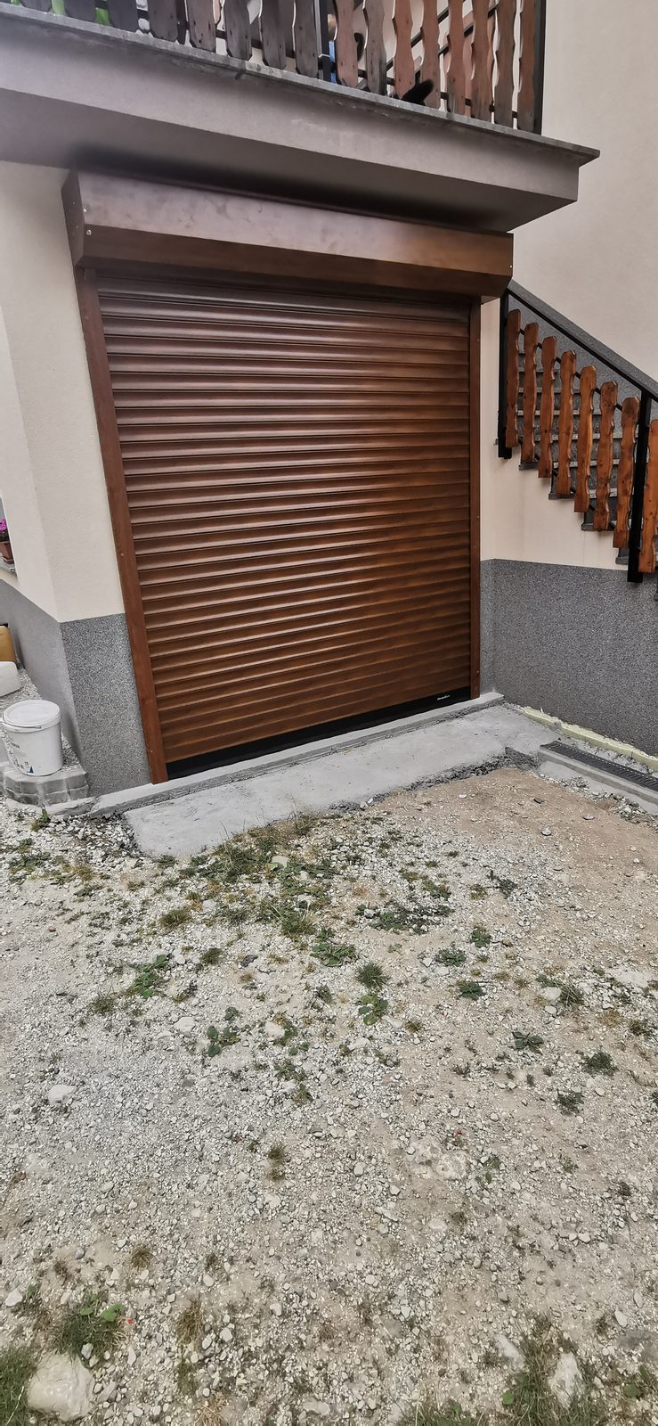 Rolo garažna vrata z omarico nad odprtino